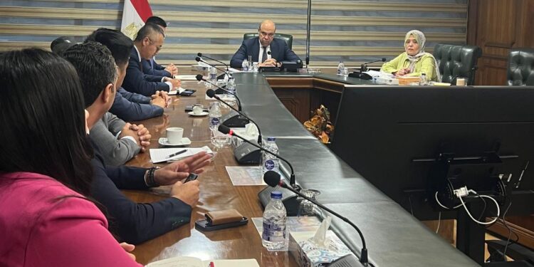 وزير الطيران يبحث مع مسئولي هواوي العالمية التعاون في تطوير البنية التحتية الرقمية