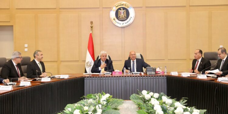 وزيرا الصناعة والتعليم يبحثان سبل تعظيم دور البحث العلمي في النهوض بقطاعي الصناعة والنقل