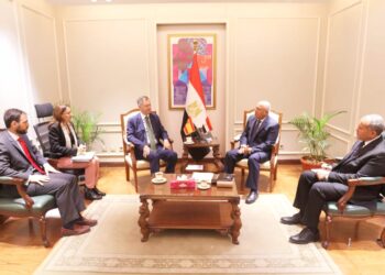 وزير الصناعة يبحث مع السفير الإسباني سبل تعزيز مجالات التعاون في مجالي النقل والصناعة