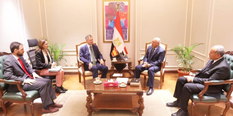 وزير الصناعة يبحث مع السفير الإسباني سبل تعزيز مجالات التعاون في مجالي النقل والصناعة
