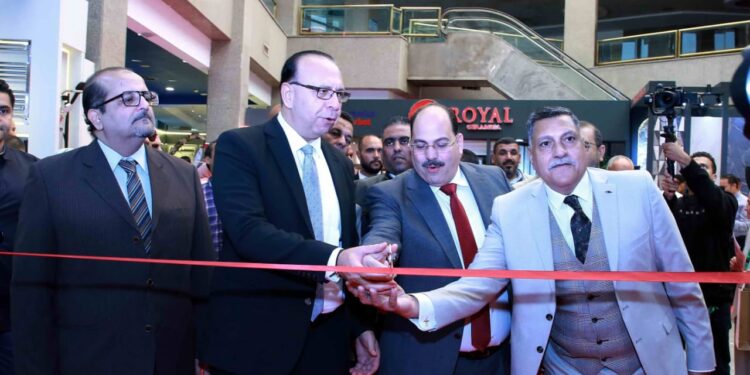 بالصور .. رئيس هيئة المعارض يفتتح معرض للسيراميك والبورسلين والأجهزة الكهربائية بمشاركة 65 شركة وطنية