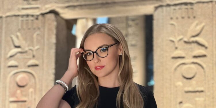 آنا كنيشينكو تحتفل بإطلاق برنامجها «جسور مصر» في البيت الروسي