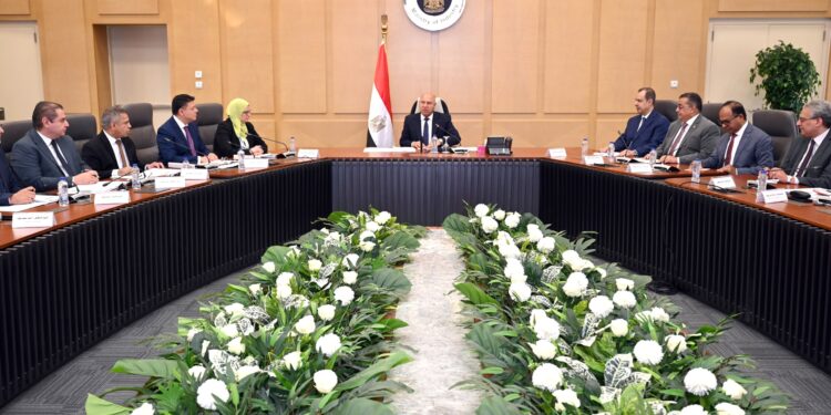 وزير الصناعة يوجه بتشكيل جمعية للمستثمرين بكل منطقة صناعية في كافة المحافظات