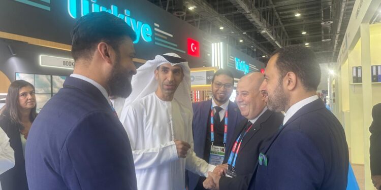 تصديري الكيماوية : وزير الخارجية الإماراتي يتفقد الجناح المصري في معرض “Paper World”