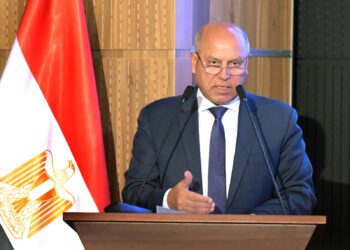 وزير الصناعة يستعرض خطة الوزارة العاجلة للتنمية الصناعية خلال 130 يوماً