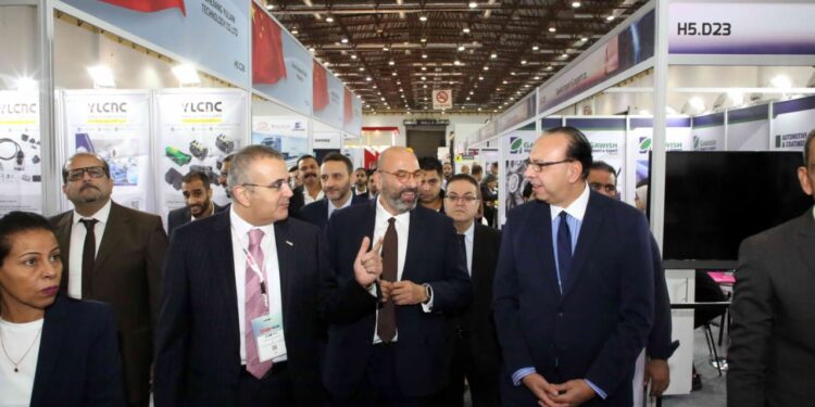 رئيس هيئة المعارض يفتتح معرض «اوتو تك» بمشاركة 300 شركة محلية ودولية