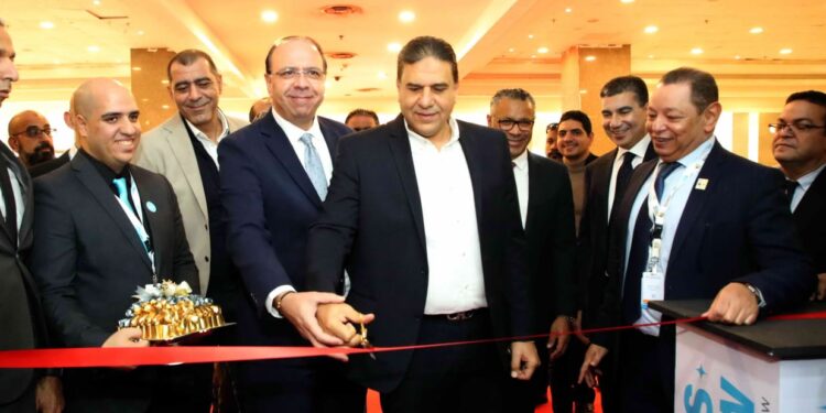 بالصور .. رئيس هيئة المعارض يفتتح معرض القاهرة الدولي للأخشاب بمشاركة 90 شركة