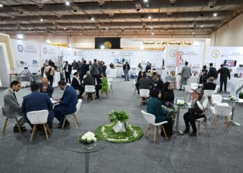 بالصور .. إقبال كبير على المعرض السلبي لوزارة الصناعة بملتقى اتحاد الصناعات