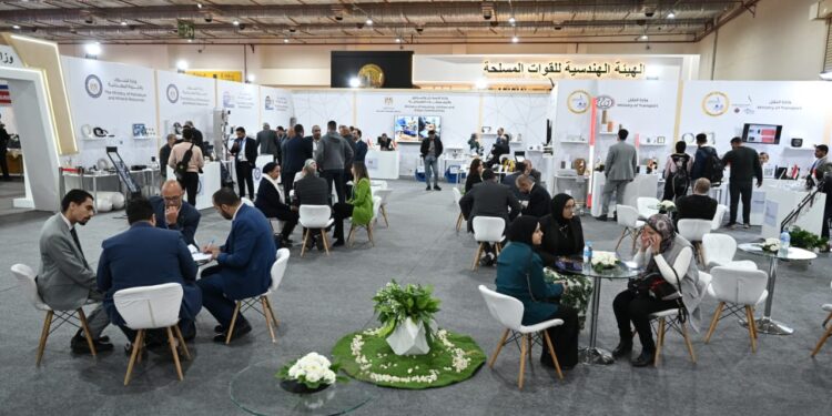 بالصور .. إقبال كبير على المعرض السلبي لوزارة الصناعة بملتقى اتحاد الصناعات