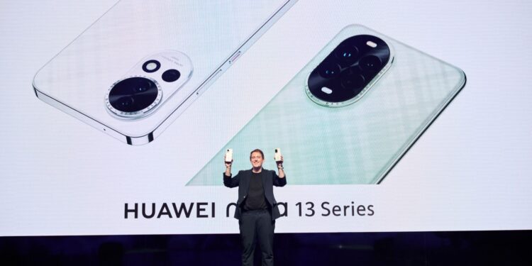 هواوي تكشف أحدث منتجاتها من الهواتف والسماعات