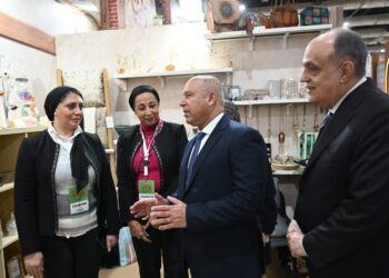 كامل الوزير يتفقد جناح "تحديث الصناعة" في معرض تراثنا
