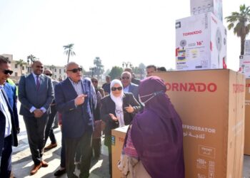 بالصور .. مؤسسة العربي تهدي 40 جهاز كهربائى لـ 10 عرائس في الأقصر .. بحضور المحافظ