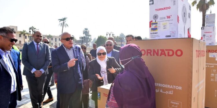 بالصور .. مؤسسة العربي تهدي 40 جهاز كهربائى لـ 10 عرائس في الأقصر .. بحضور المحافظ