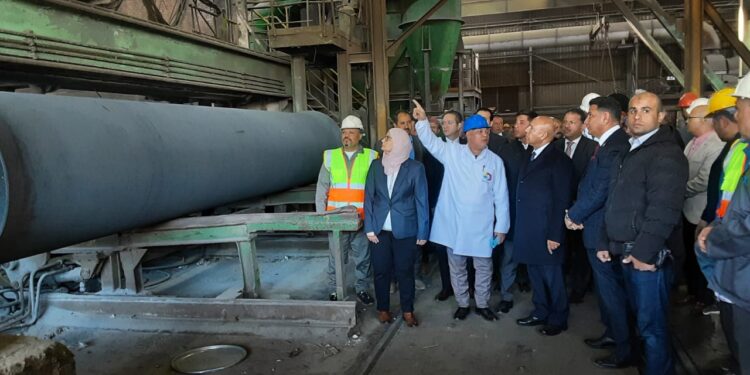 وزير الصناعة يتفقد سير العمل وخطوط الإنتاج بشركة النصر للمسبوكات بعد إعادة تشغيلها