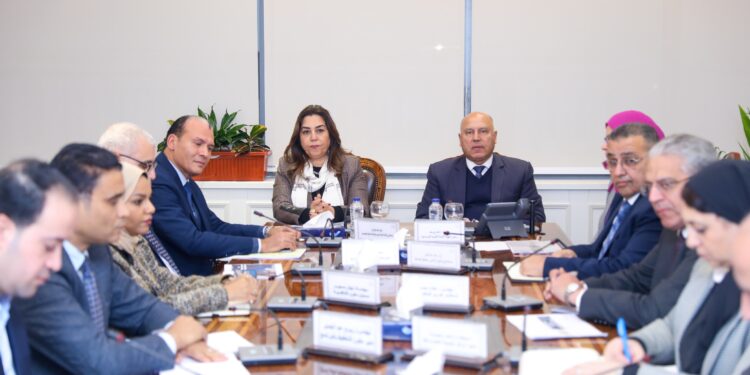 كامل الوزير يبحث الموقف التنفيذي لمشروعات التنمية الصناعية ببرنامج التنمية المحلية بصعيد مصر