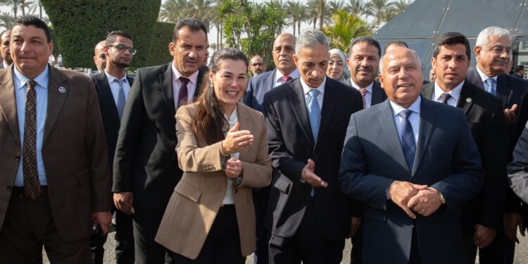 وزير الصناعة يزور مصنع النساجون الشرقيون لتسليط الضوء على ريادة مصر العالمية في صناعة النسيج