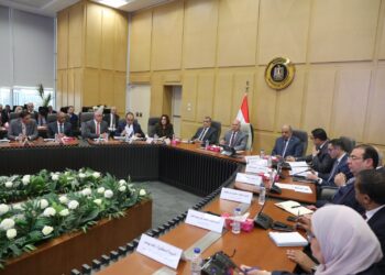 كامل الوزير: عدم منح التراخيص الصناعية لأي مصنع داخل المناطق السكنية