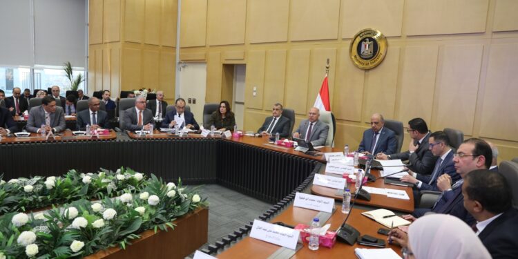 كامل الوزير: عدم منح التراخيص الصناعية لأي مصنع داخل المناطق السكنية