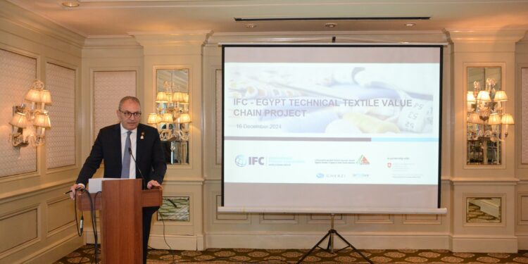 د. محمد عبدالسلام : خطة لتوطين صناعة الملابس التقنية في مصر وجذب الاستثمارات الأجنبية