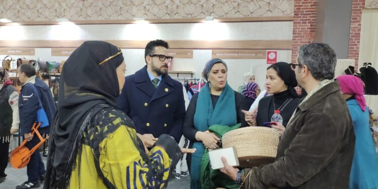 تصديري الحرف اليدوية يعزز توجيه الحرفيين نحو أسواق التصدير من خلال زيارة معرض “تراثنا”