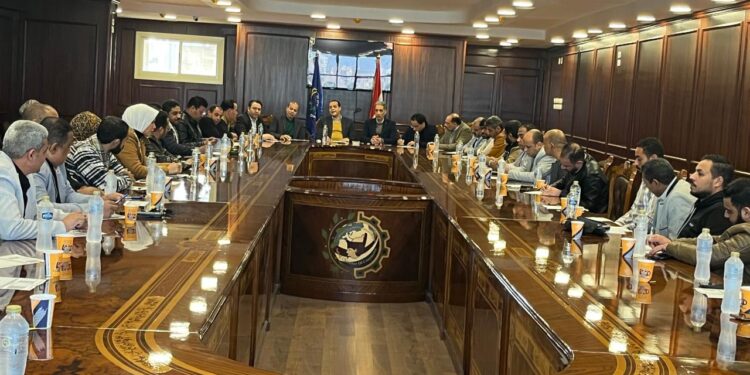 غرفة سوهاج التجارية تستعرض مع 30 مصنعًا مزايا المشاركة في معرض "صنع في سوهاج"