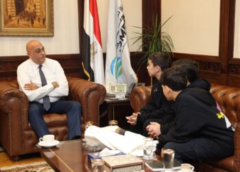 باسل رحمي يجتمع مع صغار رواد الأعمال من مؤسسي مشروع حاوي لصناعة الملابس