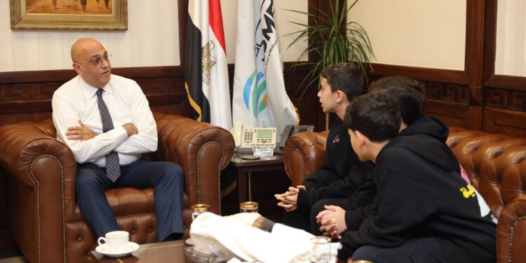 باسل رحمي يجتمع مع صغار رواد الأعمال من مؤسسي مشروع حاوي لصناعة الملابس