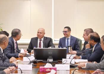 وزيرا الصناعة و الاستثمار يبحثان معايير الموافقة على إنشاء المناطق الحرة الخاصة الجديدة