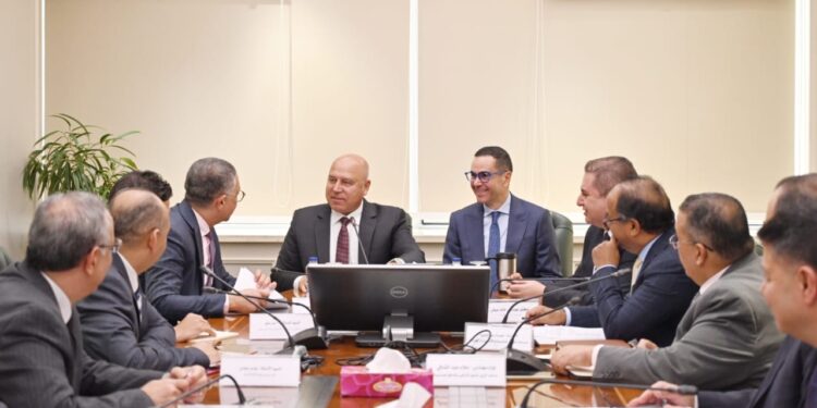 وزيرا الصناعة و الاستثمار يبحثان معايير الموافقة على إنشاء المناطق الحرة الخاصة الجديدة