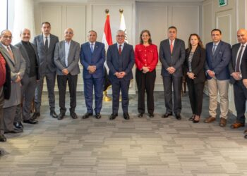 اقتصادية قناة السويس توقع عقود إنشاء ساحة شاحنات ذكية بميناء غرب بورسعيد