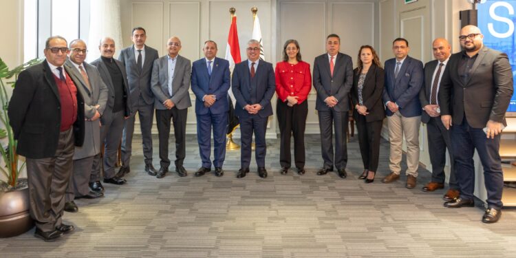 اقتصادية قناة السويس توقع عقود إنشاء ساحة شاحنات ذكية بميناء غرب بورسعيد