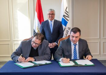 توقيع مشروعين جديدين لتصنيع وطباعة المنسوجات بمنطقة السخنة الصناعية باستثمارات 3 ملايين دولار