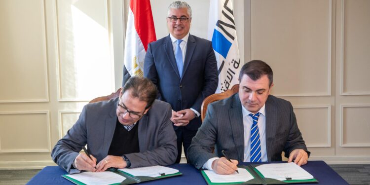 توقيع مشروعين جديدين لتصنيع وطباعة المنسوجات بمنطقة السخنة الصناعية باستثمارات 3 ملايين دولار