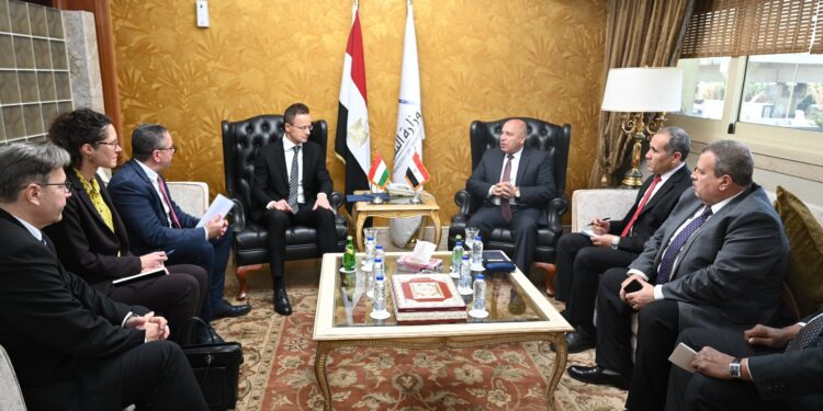 وزير التجارة المجري: صفقة تصنيع وتوريد 1350 عربة سكة حديد لمصر تمثل أكبر مشروع لصناعة السكك الحديدية في تاريخ المجر