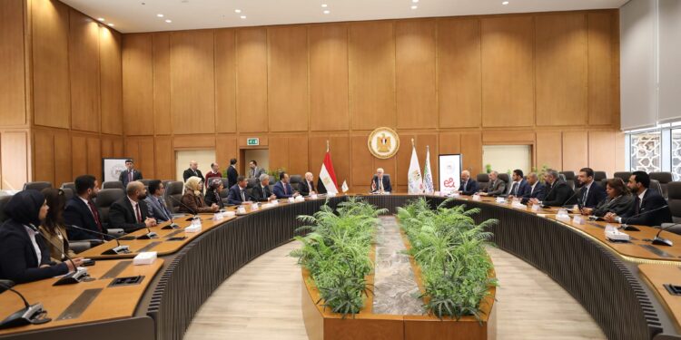 جامعة الجلالة تتعاون مع "إي آند مصر" لإنشاء مختبر للاتصالات السلكية واللاسلكية .. بحضور وزير التعليم العالي
