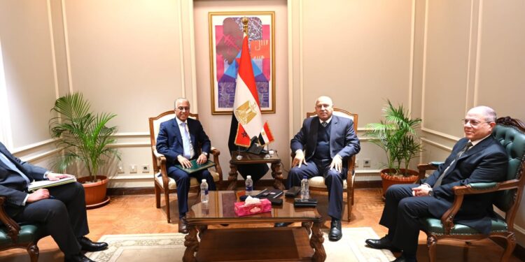 كامل الوزير يبحث مع السفير المغربي مشاركة الشركات المصرية في تنفيذ مشروعات البنية الأساسية والمنشأت الرياضية بكأس العالم 2030