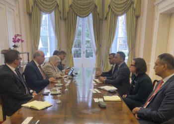 وزير الطيران يبحث مع كبار مسؤولي المؤسسات المالية الدولية في بريطانيا تعزيز الاستثمارات في القطاع