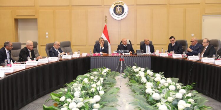 كامل الوزير : التنسيق مع البترول لسرعة توصيل الغاز الطبيعي على رأس المناطق الصناعية في بلطيم ومطوبس