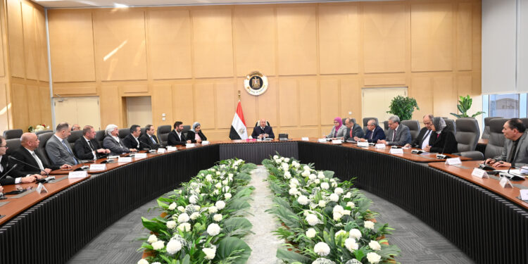 كامل الوزير يبحث مع وفد من 9 شركات تركية في الصناعات النسيجية والملابس والتعبئة والأجهزة المنزلية خططها المستقبلية في مصر