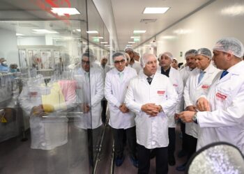 وزير الصناعة يتفقد مصنع يوتوبيا للأدوية بالعاشر من رمضان