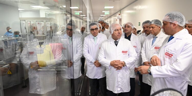 وزير الصناعة يتفقد مصنع يوتوبيا للأدوية بالعاشر من رمضان