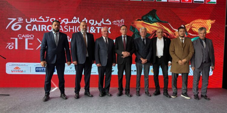 بالصور .. وزير التجارة الليبي يتفقد معرض “كايرو فاشون اند تكس” للملابس والأقمشة .. ويشيد بجودة المعروضات