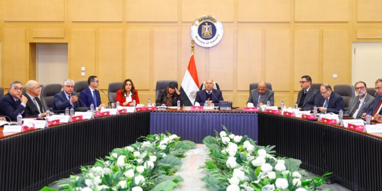 الحكومة تدرس أسباب ظاهرة تهريب الملابس الجاهزة للسوق المحلي وسبل التغلب عليها