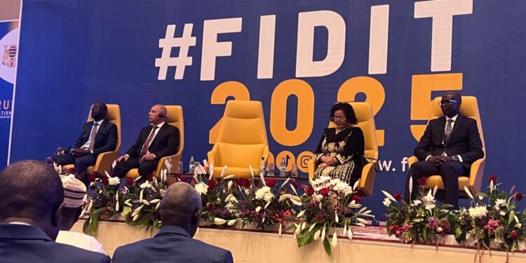 كامل الوزير يشارك في ” الجلسة الافتتاحية للمنتدى الدولي لتطوير البنية التحتية المقام في العاصمة التشادية “نجامينا”