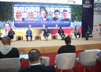 جلسة نقاشية في «سبورتس إكسبو» حول تأثير كرة القدم المجتمعي ودور البرامج التدريبية في تطوير المهارات الرياضية والحياتية