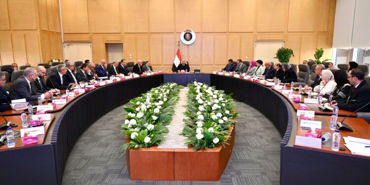 كامل الوزير يبحث مقترحات مصانع مستحضرات التجميل لنقل تبعيتهم من هيئة الدواء إلى «التنمية الصناعية»