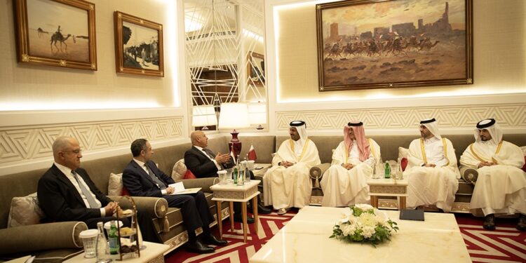 لقاءات مكثفة لوزير الصناعة في قطر مع مسئولين من قطر والبحرين لبحث سبل تعزيز التعاون في مختلف المجالات الاقتصادية