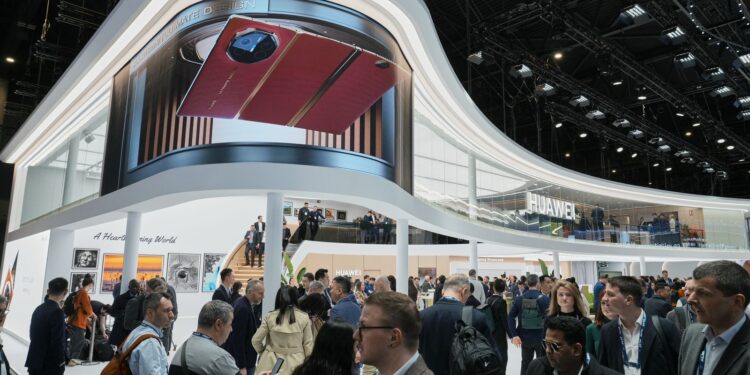 هواوي تطلق أول هاتف تجاري قابل للطي الثلاثي في العالم خلال MWC 2025