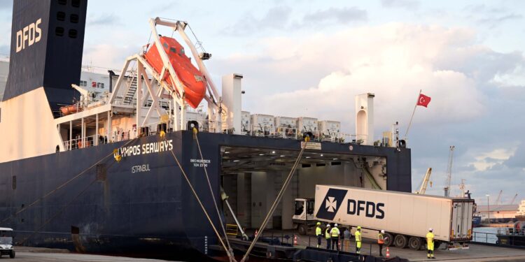 «النقل» تدعو اتحاد الصناعات والمجالس التصديرية للاستفادة من خط ” الرورو “