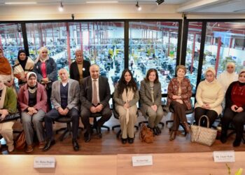 بالتعاون مع غرفة الملابس.. رئيس مجلس السكان الدولي تتفقد عدد من مصانع الملابس بالعامرية